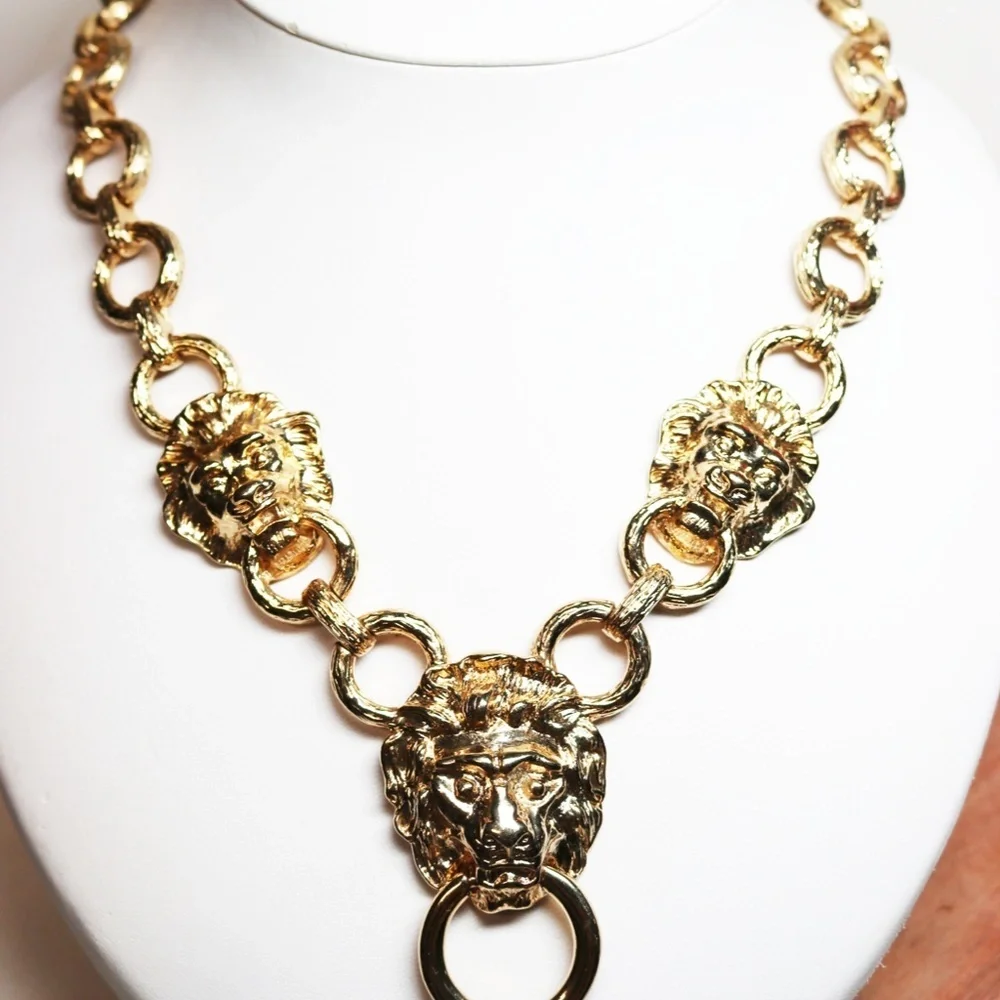 โจ VINTAGE KJL Lion's Head Doorknocker Earrings ๐ - Picture 11 of 16